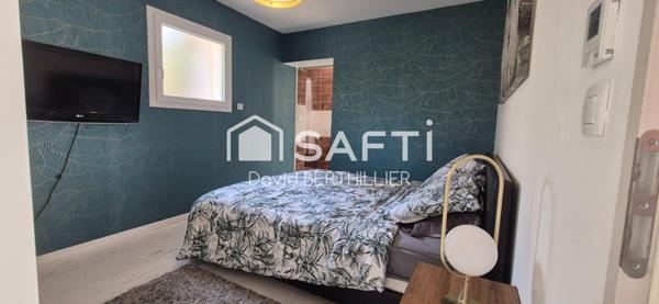 Maison de Ville à Saint Denis les Bourg avec belle terrasse