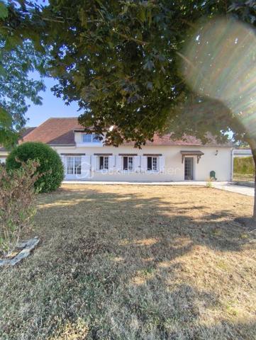 SITUEE A SAINT MAURICE SUR AVEYRON au calme maison familliale comprenant au RDC:
Entrée, salle à manger-salon  avec cheminée insert, cuisine aménagée et équipée, cellier buanderie, deux chambres dont une avec dressing, WC, salle d'eau, bureau, chaufferie, cellier cave.
A l'étage une chambre avec cabinet de toilette et WC ainsi que le reste des combles à aménager environ 35 m².
Attenant à la maison: Garage avec arrière cuisine équipée d'un évier et d'une plaque de cuisson pour finir avec une pièce en enfilade donnant acces à la terrasse.
Hangar en dur d'environ 17 m² vient complèter ce bien.
Fenêtres double vitrage PVC, portail et porte de garage électrique.
Le tout entièrement clos d'environ 814 m².
A peine 5 Mn en voiture  ou vous trouverez: école maternelle au CM2, bus scolaire pour collège et lycées,boulangerie, superette, restaurant, piscine.
Les grands commerces le plus proche sont à 10 MN de CHATEAU-RENARD ou CHATILLON-COLIGNY 
Les grandes zones commerciale, hopital, centre de radiolologie, Gare SNCF et routière 20 mn de MONTARGIS.
N'nésitez pas à me contacter pour plus de renseignements ou une visite !