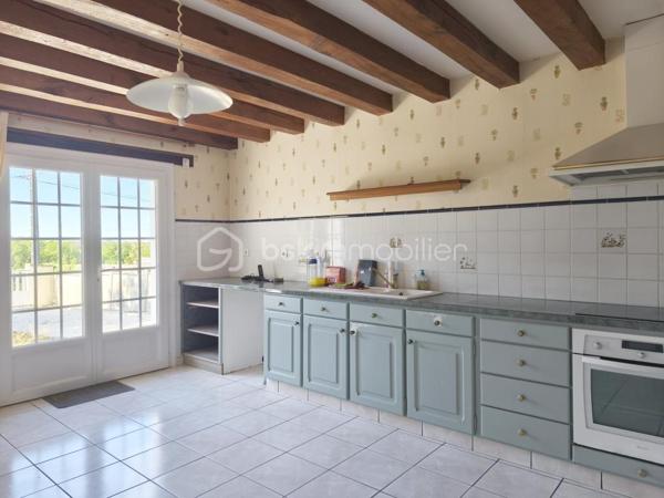SITUEE A SAINT MAURICE SUR AVEYRON au calme maison familliale comprenant au RDC:
Entrée, salle à manger-salon  avec cheminée insert, cuisine aménagée et équipée, cellier buanderie, deux chambres dont une avec dressing, WC, salle d'eau, bureau, chaufferie, cellier cave.
A l'étage une chambre avec cabinet de toilette et WC ainsi que le reste des combles à aménager environ 35 m².
Attenant à la maison: Garage avec arrière cuisine équipée d'un évier et d'une plaque de cuisson pour finir avec une pièce en enfilade donnant acces à la terrasse.
Hangar en dur d'environ 17 m² vient complèter ce bien.
Fenêtres double vitrage PVC, portail et porte de garage électrique.
Le tout entièrement clos d'environ 814 m².
A peine 5 Mn en voiture  ou vous trouverez: école maternelle au CM2, bus scolaire pour collège et lycées,boulangerie, superette, restaurant, piscine.
Les grands commerces le plus proche sont à 10 MN de CHATEAU-RENARD ou CHATILLON-COLIGNY 
Les grandes zones commerciale, hopital, centre de radiolologie, Gare SNCF et routière 20 mn de MONTARGIS.
N'nésitez pas à me contacter pour plus de renseignements ou une visite !