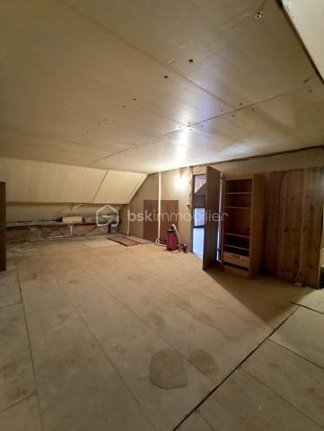 SITUEE A SAINT MAURICE SUR AVEYRON au calme maison familliale comprenant au RDC:
Entrée, salle à manger-salon  avec cheminée insert, cuisine aménagée et équipée, cellier buanderie, deux chambres dont une avec dressing, WC, salle d'eau, bureau, chaufferie, cellier cave.
A l'étage une chambre avec cabinet de toilette et WC ainsi que le reste des combles à aménager environ 35 m².
Attenant à la maison: Garage avec arrière cuisine équipée d'un évier et d'une plaque de cuisson pour finir avec une pièce en enfilade donnant acces à la terrasse.
Hangar en dur d'environ 17 m² vient complèter ce bien.
Fenêtres double vitrage PVC, portail et porte de garage électrique.
Le tout entièrement clos d'environ 814 m².
A peine 5 Mn en voiture  ou vous trouverez: école maternelle au CM2, bus scolaire pour collège et lycées,boulangerie, superette, restaurant, piscine.
Les grands commerces le plus proche sont à 10 MN de CHATEAU-RENARD ou CHATILLON-COLIGNY 
Les grandes zones commerciale, hopital, centre de radiolologie, Gare SNCF et routière 20 mn de MONTARGIS.
N'nésitez pas à me contacter pour plus de renseignements ou une visite !