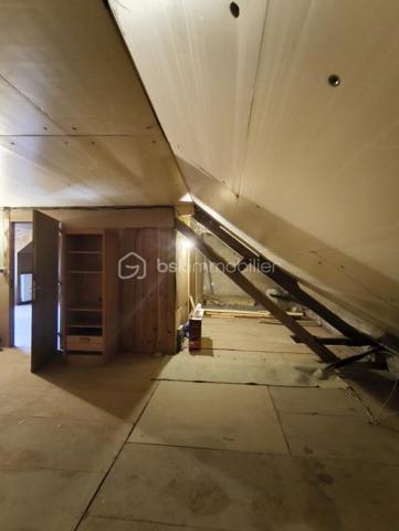 SITUEE A SAINT MAURICE SUR AVEYRON au calme maison familliale comprenant au RDC:
Entrée, salle à manger-salon  avec cheminée insert, cuisine aménagée et équipée, cellier buanderie, deux chambres dont une avec dressing, WC, salle d'eau, bureau, chaufferie, cellier cave.
A l'étage une chambre avec cabinet de toilette et WC ainsi que le reste des combles à aménager environ 35 m².
Attenant à la maison: Garage avec arrière cuisine équipée d'un évier et d'une plaque de cuisson pour finir avec une pièce en enfilade donnant acces à la terrasse.
Hangar en dur d'environ 17 m² vient complèter ce bien.
Fenêtres double vitrage PVC, portail et porte de garage électrique.
Le tout entièrement clos d'environ 814 m².
A peine 5 Mn en voiture  ou vous trouverez: école maternelle au CM2, bus scolaire pour collège et lycées,boulangerie, superette, restaurant, piscine.
Les grands commerces le plus proche sont à 10 MN de CHATEAU-RENARD ou CHATILLON-COLIGNY 
Les grandes zones commerciale, hopital, centre de radiolologie, Gare SNCF et routière 20 mn de MONTARGIS.
N'nésitez pas à me contacter pour plus de renseignements ou une visite !