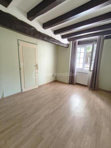 SITUEE A SAINT MAURICE SUR AVEYRON au calme maison familliale comprenant au RDC:
Entrée, salle à manger-salon  avec cheminée insert, cuisine aménagée et équipée, cellier buanderie, deux chambres dont une avec dressing, WC, salle d'eau, bureau, chaufferie, cellier cave.
A l'étage une chambre avec cabinet de toilette et WC ainsi que le reste des combles à aménager environ 35 m².
Attenant à la maison: Garage avec arrière cuisine équipée d'un évier et d'une plaque de cuisson pour finir avec une pièce en enfilade donnant acces à la terrasse.
Hangar en dur d'environ 17 m² vient complèter ce bien.
Fenêtres double vitrage PVC, portail et porte de garage électrique.
Le tout entièrement clos d'environ 814 m².
A peine 5 Mn en voiture  ou vous trouverez: école maternelle au CM2, bus scolaire pour collège et lycées,boulangerie, superette, restaurant, piscine.
Les grands commerces le plus proche sont à 10 MN de CHATEAU-RENARD ou CHATILLON-COLIGNY 
Les grandes zones commerciale, hopital, centre de radiolologie, Gare SNCF et routière 20 mn de MONTARGIS.
N'nésitez pas à me contacter pour plus de renseignements ou une visite !