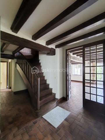 SITUEE A SAINT MAURICE SUR AVEYRON au calme maison familliale comprenant au RDC:
Entrée, salle à manger-salon  avec cheminée insert, cuisine aménagée et équipée, cellier buanderie, deux chambres dont une avec dressing, WC, salle d'eau, bureau, chaufferie, cellier cave.
A l'étage une chambre avec cabinet de toilette et WC ainsi que le reste des combles à aménager environ 35 m².
Attenant à la maison: Garage avec arrière cuisine équipée d'un évier et d'une plaque de cuisson pour finir avec une pièce en enfilade donnant acces à la terrasse.
Hangar en dur d'environ 17 m² vient complèter ce bien.
Fenêtres double vitrage PVC, portail et porte de garage électrique.
Le tout entièrement clos d'environ 814 m².
A peine 5 Mn en voiture  ou vous trouverez: école maternelle au CM2, bus scolaire pour collège et lycées,boulangerie, superette, restaurant, piscine.
Les grands commerces le plus proche sont à 10 MN de CHATEAU-RENARD ou CHATILLON-COLIGNY 
Les grandes zones commerciale, hopital, centre de radiolologie, Gare SNCF et routière 20 mn de MONTARGIS.
N'nésitez pas à me contacter pour plus de renseignements ou une visite !