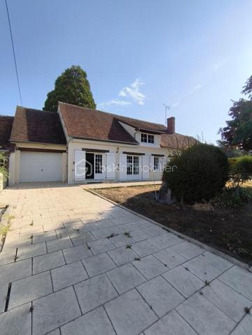 SITUEE A SAINT MAURICE SUR AVEYRON au calme maison familliale comprenant au RDC:
Entrée, salle à manger-salon  avec cheminée insert, cuisine aménagée et équipée, cellier buanderie, deux chambres dont une avec dressing, WC, salle d'eau, bureau, chaufferie, cellier cave.
A l'étage une chambre avec cabinet de toilette et WC ainsi que le reste des combles à aménager environ 35 m².
Attenant à la maison: Garage avec arrière cuisine équipée d'un évier et d'une plaque de cuisson pour finir avec une pièce en enfilade donnant acces à la terrasse.
Hangar en dur d'environ 17 m² vient complèter ce bien.
Fenêtres double vitrage PVC, portail et porte de garage électrique.
Le tout entièrement clos d'environ 814 m².
A peine 5 Mn en voiture  ou vous trouverez: école maternelle au CM2, bus scolaire pour collège et lycées,boulangerie, superette, restaurant, piscine.
Les grands commerces le plus proche sont à 10 MN de CHATEAU-RENARD ou CHATILLON-COLIGNY 
Les grandes zones commerciale, hopital, centre de radiolologie, Gare SNCF et routière 20 mn de MONTARGIS.
N'nésitez pas à me contacter pour plus de renseignements ou une visite !