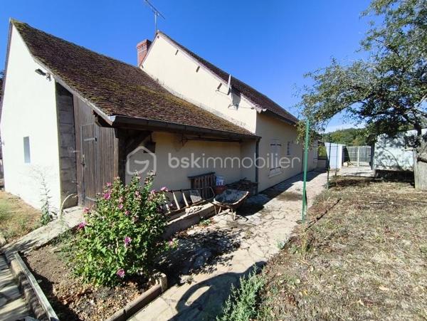 SITUEE A SAINT MAURICE SUR AVEYRON au calme maison familliale comprenant au RDC:
Entrée, salle à manger-salon  avec cheminée insert, cuisine aménagée et équipée, cellier buanderie, deux chambres dont une avec dressing, WC, salle d'eau, bureau, chaufferie, cellier cave.
A l'étage une chambre avec cabinet de toilette et WC ainsi que le reste des combles à aménager environ 35 m².
Attenant à la maison: Garage avec arrière cuisine équipée d'un évier et d'une plaque de cuisson pour finir avec une pièce en enfilade donnant acces à la terrasse.
Hangar en dur d'environ 17 m² vient complèter ce bien.
Fenêtres double vitrage PVC, portail et porte de garage électrique.
Le tout entièrement clos d'environ 814 m².
A peine 5 Mn en voiture  ou vous trouverez: école maternelle au CM2, bus scolaire pour collège et lycées,boulangerie, superette, restaurant, piscine.
Les grands commerces le plus proche sont à 10 MN de CHATEAU-RENARD ou CHATILLON-COLIGNY 
Les grandes zones commerciale, hopital, centre de radiolologie, Gare SNCF et routière 20 mn de MONTARGIS.
N'nésitez pas à me contacter pour plus de renseignements ou une visite !