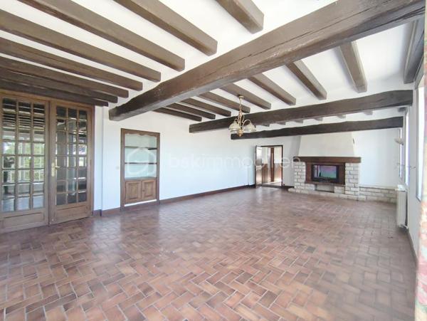 SITUEE A SAINT MAURICE SUR AVEYRON au calme maison familliale comprenant au RDC:
Entrée, salle à manger-salon  avec cheminée insert, cuisine aménagée et équipée, cellier buanderie, deux chambres dont une avec dressing, WC, salle d'eau, bureau, chaufferie, cellier cave.
A l'étage une chambre avec cabinet de toilette et WC ainsi que le reste des combles à aménager environ 35 m².
Attenant à la maison: Garage avec arrière cuisine équipée d'un évier et d'une plaque de cuisson pour finir avec une pièce en enfilade donnant acces à la terrasse.
Hangar en dur d'environ 17 m² vient complèter ce bien.
Fenêtres double vitrage PVC, portail et porte de garage électrique.
Le tout entièrement clos d'environ 814 m².
A peine 5 Mn en voiture  ou vous trouverez: école maternelle au CM2, bus scolaire pour collège et lycées,boulangerie, superette, restaurant, piscine.
Les grands commerces le plus proche sont à 10 MN de CHATEAU-RENARD ou CHATILLON-COLIGNY 
Les grandes zones commerciale, hopital, centre de radiolologie, Gare SNCF et routière 20 mn de MONTARGIS.
N'nésitez pas à me contacter pour plus de renseignements ou une visite !