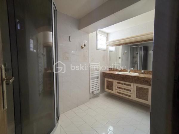 SITUEE A SAINT MAURICE SUR AVEYRON au calme maison familliale comprenant au RDC:
Entrée, salle à manger-salon  avec cheminée insert, cuisine aménagée et équipée, cellier buanderie, deux chambres dont une avec dressing, WC, salle d'eau, bureau, chaufferie, cellier cave.
A l'étage une chambre avec cabinet de toilette et WC ainsi que le reste des combles à aménager environ 35 m².
Attenant à la maison: Garage avec arrière cuisine équipée d'un évier et d'une plaque de cuisson pour finir avec une pièce en enfilade donnant acces à la terrasse.
Hangar en dur d'environ 17 m² vient complèter ce bien.
Fenêtres double vitrage PVC, portail et porte de garage électrique.
Le tout entièrement clos d'environ 814 m².
A peine 5 Mn en voiture  ou vous trouverez: école maternelle au CM2, bus scolaire pour collège et lycées,boulangerie, superette, restaurant, piscine.
Les grands commerces le plus proche sont à 10 MN de CHATEAU-RENARD ou CHATILLON-COLIGNY 
Les grandes zones commerciale, hopital, centre de radiolologie, Gare SNCF et routière 20 mn de MONTARGIS.
N'nésitez pas à me contacter pour plus de renseignements ou une visite !