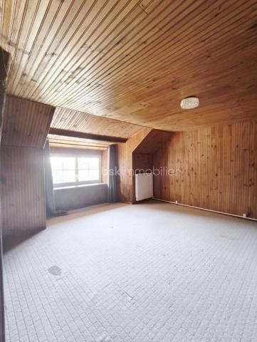 SITUEE A SAINT MAURICE SUR AVEYRON au calme maison familliale comprenant au RDC:
Entrée, salle à manger-salon  avec cheminée insert, cuisine aménagée et équipée, cellier buanderie, deux chambres dont une avec dressing, WC, salle d'eau, bureau, chaufferie, cellier cave.
A l'étage une chambre avec cabinet de toilette et WC ainsi que le reste des combles à aménager environ 35 m².
Attenant à la maison: Garage avec arrière cuisine équipée d'un évier et d'une plaque de cuisson pour finir avec une pièce en enfilade donnant acces à la terrasse.
Hangar en dur d'environ 17 m² vient complèter ce bien.
Fenêtres double vitrage PVC, portail et porte de garage électrique.
Le tout entièrement clos d'environ 814 m².
A peine 5 Mn en voiture  ou vous trouverez: école maternelle au CM2, bus scolaire pour collège et lycées,boulangerie, superette, restaurant, piscine.
Les grands commerces le plus proche sont à 10 MN de CHATEAU-RENARD ou CHATILLON-COLIGNY 
Les grandes zones commerciale, hopital, centre de radiolologie, Gare SNCF et routière 20 mn de MONTARGIS.
N'nésitez pas à me contacter pour plus de renseignements ou une visite !
