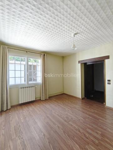 SITUEE A SAINT MAURICE SUR AVEYRON au calme maison familliale comprenant au RDC:
Entrée, salle à manger-salon  avec cheminée insert, cuisine aménagée et équipée, cellier buanderie, deux chambres dont une avec dressing, WC, salle d'eau, bureau, chaufferie, cellier cave.
A l'étage une chambre avec cabinet de toilette et WC ainsi que le reste des combles à aménager environ 35 m².
Attenant à la maison: Garage avec arrière cuisine équipée d'un évier et d'une plaque de cuisson pour finir avec une pièce en enfilade donnant acces à la terrasse.
Hangar en dur d'environ 17 m² vient complèter ce bien.
Fenêtres double vitrage PVC, portail et porte de garage électrique.
Le tout entièrement clos d'environ 814 m².
A peine 5 Mn en voiture  ou vous trouverez: école maternelle au CM2, bus scolaire pour collège et lycées,boulangerie, superette, restaurant, piscine.
Les grands commerces le plus proche sont à 10 MN de CHATEAU-RENARD ou CHATILLON-COLIGNY 
Les grandes zones commerciale, hopital, centre de radiolologie, Gare SNCF et routière 20 mn de MONTARGIS.
N'nésitez pas à me contacter pour plus de renseignements ou une visite !