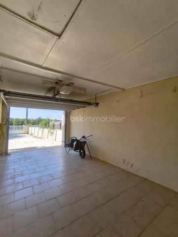 SITUEE A SAINT MAURICE SUR AVEYRON au calme maison familliale comprenant au RDC:
Entrée, salle à manger-salon  avec cheminée insert, cuisine aménagée et équipée, cellier buanderie, deux chambres dont une avec dressing, WC, salle d'eau, bureau, chaufferie, cellier cave.
A l'étage une chambre avec cabinet de toilette et WC ainsi que le reste des combles à aménager environ 35 m².
Attenant à la maison: Garage avec arrière cuisine équipée d'un évier et d'une plaque de cuisson pour finir avec une pièce en enfilade donnant acces à la terrasse.
Hangar en dur d'environ 17 m² vient complèter ce bien.
Fenêtres double vitrage PVC, portail et porte de garage électrique.
Le tout entièrement clos d'environ 814 m².
A peine 5 Mn en voiture  ou vous trouverez: école maternelle au CM2, bus scolaire pour collège et lycées,boulangerie, superette, restaurant, piscine.
Les grands commerces le plus proche sont à 10 MN de CHATEAU-RENARD ou CHATILLON-COLIGNY 
Les grandes zones commerciale, hopital, centre de radiolologie, Gare SNCF et routière 20 mn de MONTARGIS.
N'nésitez pas à me contacter pour plus de renseignements ou une visite !