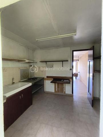 SITUEE A SAINT MAURICE SUR AVEYRON au calme maison familliale comprenant au RDC:
Entrée, salle à manger-salon  avec cheminée insert, cuisine aménagée et équipée, cellier buanderie, deux chambres dont une avec dressing, WC, salle d'eau, bureau, chaufferie, cellier cave.
A l'étage une chambre avec cabinet de toilette et WC ainsi que le reste des combles à aménager environ 35 m².
Attenant à la maison: Garage avec arrière cuisine équipée d'un évier et d'une plaque de cuisson pour finir avec une pièce en enfilade donnant acces à la terrasse.
Hangar en dur d'environ 17 m² vient complèter ce bien.
Fenêtres double vitrage PVC, portail et porte de garage électrique.
Le tout entièrement clos d'environ 814 m².
A peine 5 Mn en voiture  ou vous trouverez: école maternelle au CM2, bus scolaire pour collège et lycées,boulangerie, superette, restaurant, piscine.
Les grands commerces le plus proche sont à 10 MN de CHATEAU-RENARD ou CHATILLON-COLIGNY 
Les grandes zones commerciale, hopital, centre de radiolologie, Gare SNCF et routière 20 mn de MONTARGIS.
N'nésitez pas à me contacter pour plus de renseignements ou une visite !