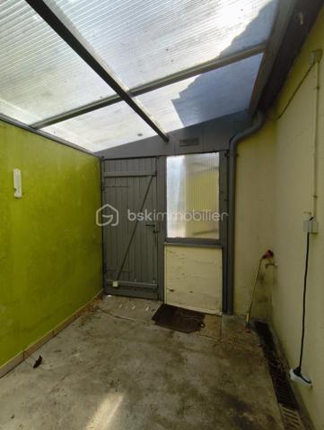 SITUEE A SAINT MAURICE SUR AVEYRON au calme maison familliale comprenant au RDC:
Entrée, salle à manger-salon  avec cheminée insert, cuisine aménagée et équipée, cellier buanderie, deux chambres dont une avec dressing, WC, salle d'eau, bureau, chaufferie, cellier cave.
A l'étage une chambre avec cabinet de toilette et WC ainsi que le reste des combles à aménager environ 35 m².
Attenant à la maison: Garage avec arrière cuisine équipée d'un évier et d'une plaque de cuisson pour finir avec une pièce en enfilade donnant acces à la terrasse.
Hangar en dur d'environ 17 m² vient complèter ce bien.
Fenêtres double vitrage PVC, portail et porte de garage électrique.
Le tout entièrement clos d'environ 814 m².
A peine 5 Mn en voiture  ou vous trouverez: école maternelle au CM2, bus scolaire pour collège et lycées,boulangerie, superette, restaurant, piscine.
Les grands commerces le plus proche sont à 10 MN de CHATEAU-RENARD ou CHATILLON-COLIGNY 
Les grandes zones commerciale, hopital, centre de radiolologie, Gare SNCF et routière 20 mn de MONTARGIS.
N'nésitez pas à me contacter pour plus de renseignements ou une visite !