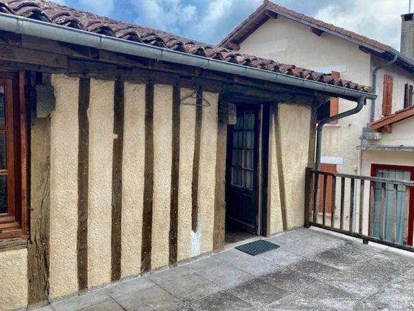 MAISON DE VILLAGE AVEC TERRAIN ET PISCINE NON ATTENANTS