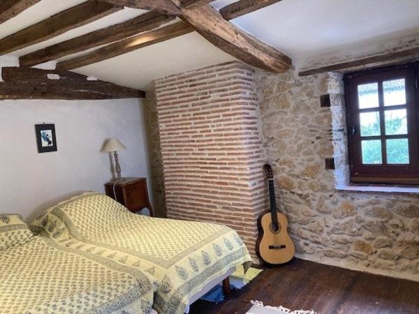 MAISON DE VILLAGE AVEC TERRAIN ET PISCINE NON ATTENANTS