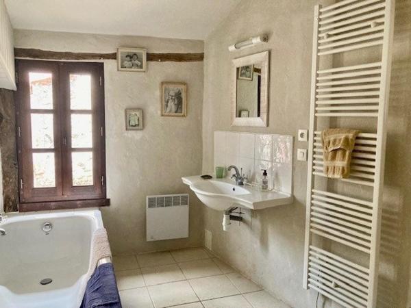 MAISON DE VILLAGE AVEC TERRAIN ET PISCINE NON ATTENANTS