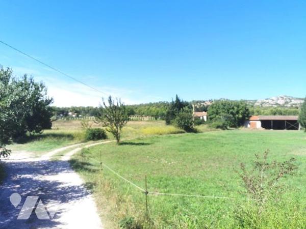 Mouriès joli terrain vendu viabilisé et libre constructeur à deux pas de la colline et du Golf ...