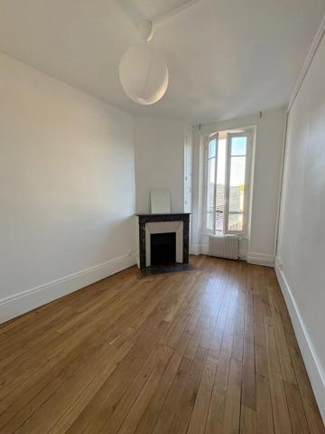Location                                                      Appartement
                        
                     3 pièces                      44 m2                     à Fontainebleau