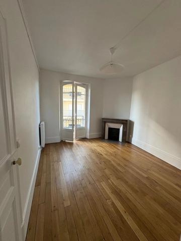 Location                                                      Appartement
                        
                     3 pièces                      44 m2                     à Fontainebleau