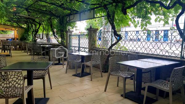 À vendre, fonds de commerce  restaurant - brasserie idéalement situé face à la gare SNCF de Manosque, bénéficiant d'une belle visibilité et d'une forte notoriété. Cet établissement emblématique de la ville séduit une clientèle fidèle composée d'actifs, de résidents et de visiteurs.

Descriptif de l'établissement
- Plus de 200 m² de surface d'exploitation
- 80 places intérieur
- 60 places en terrasse
- Cuisine professionnelle entièrement équipée
- Plusieurs zones de stockage
- Licence IV
- Aucun investissement majeur à prévoir pour poursuivre l'activité
- Loyer mensuel : 2 740€

Exploitation actuelle
- Brasserie proposant une cuisine familiale
- Ouvert tous les midis
- Ouvert également les vendredis et samedis soir.

Un véritable plus
À l'étage, un appartement de 140 m² à rénover complète ce bien. Il peut être aménagé en logement de fonction, bureaux, hébergement du personnel ou constituer une véritable valeur ajoutée patrimoniale.

Prix de vente du fonds de commerce : 195 000 €
Honoraires d'agence : 16 000 € HT à la charge de l'acquéreur

Dossier complet, chiffres d'affaires et éléments comptables disponibles après premier échange.