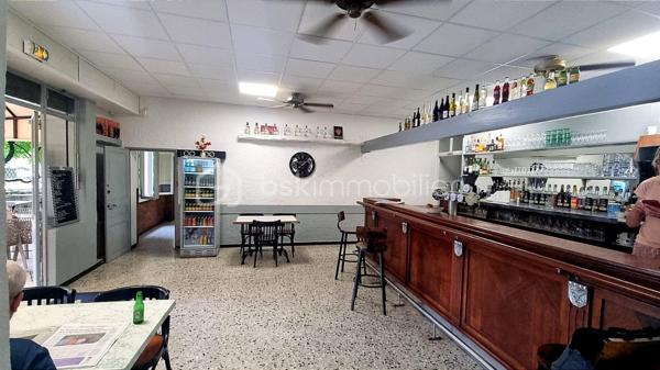 À vendre, fonds de commerce  restaurant - brasserie idéalement situé face à la gare SNCF de Manosque, bénéficiant d'une belle visibilité et d'une forte notoriété. Cet établissement emblématique de la ville séduit une clientèle fidèle composée d'actifs, de résidents et de visiteurs.

Descriptif de l'établissement
- Plus de 200 m² de surface d'exploitation
- 80 places intérieur
- 60 places en terrasse
- Cuisine professionnelle entièrement équipée
- Plusieurs zones de stockage
- Licence IV
- Aucun investissement majeur à prévoir pour poursuivre l'activité
- Loyer mensuel : 2 740€

Exploitation actuelle
- Brasserie proposant une cuisine familiale
- Ouvert tous les midis
- Ouvert également les vendredis et samedis soir.

Un véritable plus
À l'étage, un appartement de 140 m² à rénover complète ce bien. Il peut être aménagé en logement de fonction, bureaux, hébergement du personnel ou constituer une véritable valeur ajoutée patrimoniale.

Prix de vente du fonds de commerce : 195 000 €
Honoraires d'agence : 16 000 € HT à la charge de l'acquéreur

Dossier complet, chiffres d'affaires et éléments comptables disponibles après premier échange.