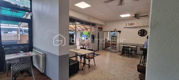À vendre, fonds de commerce  restaurant - brasserie idéalement situé face à la gare SNCF de Manosque, bénéficiant d'une belle visibilité et d'une forte notoriété. Cet établissement emblématique de la ville séduit une clientèle fidèle composée d'actifs, de résidents et de visiteurs.

Descriptif de l'établissement
- Plus de 200 m² de surface d'exploitation
- 80 places intérieur
- 60 places en terrasse
- Cuisine professionnelle entièrement équipée
- Plusieurs zones de stockage
- Licence IV
- Aucun investissement majeur à prévoir pour poursuivre l'activité
- Loyer mensuel : 2 740€

Exploitation actuelle
- Brasserie proposant une cuisine familiale
- Ouvert tous les midis
- Ouvert également les vendredis et samedis soir.

Un véritable plus
À l'étage, un appartement de 140 m² à rénover complète ce bien. Il peut être aménagé en logement de fonction, bureaux, hébergement du personnel ou constituer une véritable valeur ajoutée patrimoniale.

Prix de vente du fonds de commerce : 195 000 €
Honoraires d'agence : 16 000 € HT à la charge de l'acquéreur

Dossier complet, chiffres d'affaires et éléments comptables disponibles après premier échange.