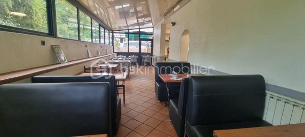 À vendre, fonds de commerce  restaurant - brasserie idéalement situé face à la gare SNCF de Manosque, bénéficiant d'une belle visibilité et d'une forte notoriété. Cet établissement emblématique de la ville séduit une clientèle fidèle composée d'actifs, de résidents et de visiteurs.

Descriptif de l'établissement
- Plus de 200 m² de surface d'exploitation
- 80 places intérieur
- 60 places en terrasse
- Cuisine professionnelle entièrement équipée
- Plusieurs zones de stockage
- Licence IV
- Aucun investissement majeur à prévoir pour poursuivre l'activité
- Loyer mensuel : 2 740€

Exploitation actuelle
- Brasserie proposant une cuisine familiale
- Ouvert tous les midis
- Ouvert également les vendredis et samedis soir.

Un véritable plus
À l'étage, un appartement de 140 m² à rénover complète ce bien. Il peut être aménagé en logement de fonction, bureaux, hébergement du personnel ou constituer une véritable valeur ajoutée patrimoniale.

Prix de vente du fonds de commerce : 195 000 €
Honoraires d'agence : 16 000 € HT à la charge de l'acquéreur

Dossier complet, chiffres d'affaires et éléments comptables disponibles après premier échange.