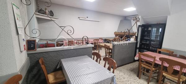 À vendre, fonds de commerce  restaurant - brasserie idéalement situé face à la gare SNCF de Manosque, bénéficiant d'une belle visibilité et d'une forte notoriété. Cet établissement emblématique de la ville séduit une clientèle fidèle composée d'actifs, de résidents et de visiteurs.

Descriptif de l'établissement
- Plus de 200 m² de surface d'exploitation
- 80 places intérieur
- 60 places en terrasse
- Cuisine professionnelle entièrement équipée
- Plusieurs zones de stockage
- Licence IV
- Aucun investissement majeur à prévoir pour poursuivre l'activité
- Loyer mensuel : 2 740€

Exploitation actuelle
- Brasserie proposant une cuisine familiale
- Ouvert tous les midis
- Ouvert également les vendredis et samedis soir.

Un véritable plus
À l'étage, un appartement de 140 m² à rénover complète ce bien. Il peut être aménagé en logement de fonction, bureaux, hébergement du personnel ou constituer une véritable valeur ajoutée patrimoniale.

Prix de vente du fonds de commerce : 195 000 €
Honoraires d'agence : 16 000 € HT à la charge de l'acquéreur

Dossier complet, chiffres d'affaires et éléments comptables disponibles après premier échange.
