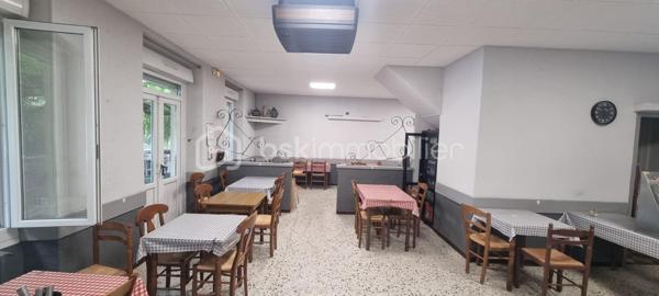 À vendre, fonds de commerce  restaurant - brasserie idéalement situé face à la gare SNCF de Manosque, bénéficiant d'une belle visibilité et d'une forte notoriété. Cet établissement emblématique de la ville séduit une clientèle fidèle composée d'actifs, de résidents et de visiteurs.

Descriptif de l'établissement
- Plus de 200 m² de surface d'exploitation
- 80 places intérieur
- 60 places en terrasse
- Cuisine professionnelle entièrement équipée
- Plusieurs zones de stockage
- Licence IV
- Aucun investissement majeur à prévoir pour poursuivre l'activité
- Loyer mensuel : 2 740€

Exploitation actuelle
- Brasserie proposant une cuisine familiale
- Ouvert tous les midis
- Ouvert également les vendredis et samedis soir.

Un véritable plus
À l'étage, un appartement de 140 m² à rénover complète ce bien. Il peut être aménagé en logement de fonction, bureaux, hébergement du personnel ou constituer une véritable valeur ajoutée patrimoniale.

Prix de vente du fonds de commerce : 195 000 €
Honoraires d'agence : 16 000 € HT à la charge de l'acquéreur

Dossier complet, chiffres d'affaires et éléments comptables disponibles après premier échange.