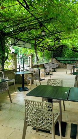 À vendre, fonds de commerce  restaurant - brasserie idéalement situé face à la gare SNCF de Manosque, bénéficiant d'une belle visibilité et d'une forte notoriété. Cet établissement emblématique de la ville séduit une clientèle fidèle composée d'actifs, de résidents et de visiteurs.

Descriptif de l'établissement
- Plus de 200 m² de surface d'exploitation
- 80 places intérieur
- 60 places en terrasse
- Cuisine professionnelle entièrement équipée
- Plusieurs zones de stockage
- Licence IV
- Aucun investissement majeur à prévoir pour poursuivre l'activité
- Loyer mensuel : 2 740€

Exploitation actuelle
- Brasserie proposant une cuisine familiale
- Ouvert tous les midis
- Ouvert également les vendredis et samedis soir.

Un véritable plus
À l'étage, un appartement de 140 m² à rénover complète ce bien. Il peut être aménagé en logement de fonction, bureaux, hébergement du personnel ou constituer une véritable valeur ajoutée patrimoniale.

Prix de vente du fonds de commerce : 195 000 €
Honoraires d'agence : 16 000 € HT à la charge de l'acquéreur

Dossier complet, chiffres d'affaires et éléments comptables disponibles après premier échange.