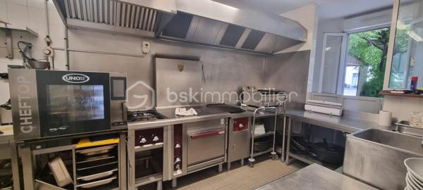 À vendre, fonds de commerce  restaurant - brasserie idéalement situé face à la gare SNCF de Manosque, bénéficiant d'une belle visibilité et d'une forte notoriété. Cet établissement emblématique de la ville séduit une clientèle fidèle composée d'actifs, de résidents et de visiteurs.

Descriptif de l'établissement
- Plus de 200 m² de surface d'exploitation
- 80 places intérieur
- 60 places en terrasse
- Cuisine professionnelle entièrement équipée
- Plusieurs zones de stockage
- Licence IV
- Aucun investissement majeur à prévoir pour poursuivre l'activité
- Loyer mensuel : 2 740€

Exploitation actuelle
- Brasserie proposant une cuisine familiale
- Ouvert tous les midis
- Ouvert également les vendredis et samedis soir.

Un véritable plus
À l'étage, un appartement de 140 m² à rénover complète ce bien. Il peut être aménagé en logement de fonction, bureaux, hébergement du personnel ou constituer une véritable valeur ajoutée patrimoniale.

Prix de vente du fonds de commerce : 195 000 €
Honoraires d'agence : 16 000 € HT à la charge de l'acquéreur

Dossier complet, chiffres d'affaires et éléments comptables disponibles après premier échange.