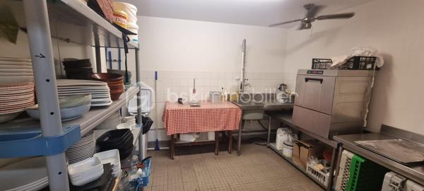 À vendre, fonds de commerce  restaurant - brasserie idéalement situé face à la gare SNCF de Manosque, bénéficiant d'une belle visibilité et d'une forte notoriété. Cet établissement emblématique de la ville séduit une clientèle fidèle composée d'actifs, de résidents et de visiteurs.

Descriptif de l'établissement
- Plus de 200 m² de surface d'exploitation
- 80 places intérieur
- 60 places en terrasse
- Cuisine professionnelle entièrement équipée
- Plusieurs zones de stockage
- Licence IV
- Aucun investissement majeur à prévoir pour poursuivre l'activité
- Loyer mensuel : 2 740€

Exploitation actuelle
- Brasserie proposant une cuisine familiale
- Ouvert tous les midis
- Ouvert également les vendredis et samedis soir.

Un véritable plus
À l'étage, un appartement de 140 m² à rénover complète ce bien. Il peut être aménagé en logement de fonction, bureaux, hébergement du personnel ou constituer une véritable valeur ajoutée patrimoniale.

Prix de vente du fonds de commerce : 195 000 €
Honoraires d'agence : 16 000 € HT à la charge de l'acquéreur

Dossier complet, chiffres d'affaires et éléments comptables disponibles après premier échange.