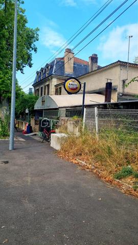 À vendre, fonds de commerce  restaurant - brasserie idéalement situé face à la gare SNCF de Manosque, bénéficiant d'une belle visibilité et d'une forte notoriété. Cet établissement emblématique de la ville séduit une clientèle fidèle composée d'actifs, de résidents et de visiteurs.

Descriptif de l'établissement
- Plus de 200 m² de surface d'exploitation
- 80 places intérieur
- 60 places en terrasse
- Cuisine professionnelle entièrement équipée
- Plusieurs zones de stockage
- Licence IV
- Aucun investissement majeur à prévoir pour poursuivre l'activité
- Loyer mensuel : 2 740€

Exploitation actuelle
- Brasserie proposant une cuisine familiale
- Ouvert tous les midis
- Ouvert également les vendredis et samedis soir.

Un véritable plus
À l'étage, un appartement de 140 m² à rénover complète ce bien. Il peut être aménagé en logement de fonction, bureaux, hébergement du personnel ou constituer une véritable valeur ajoutée patrimoniale.

Prix de vente du fonds de commerce : 195 000 €
Honoraires d'agence : 16 000 € HT à la charge de l'acquéreur

Dossier complet, chiffres d'affaires et éléments comptables disponibles après premier échange.