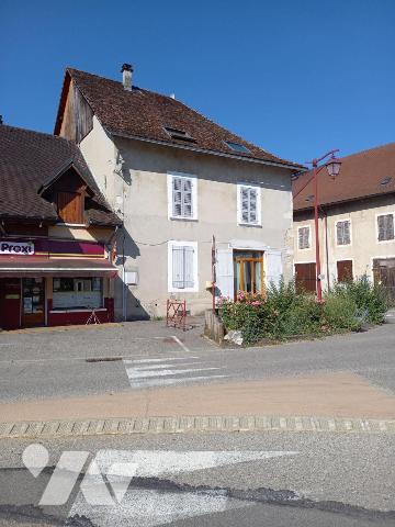 Grande maison de village à rénover 