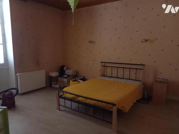 Grande maison de village à rénover 