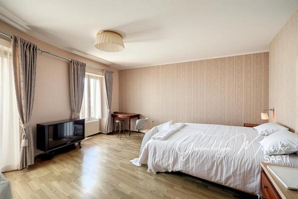 Maison de caractère avec volumes exceptionnels, ancien commerce du village – entre Arc-et-Senans et Mouchard