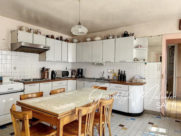 Maison de caractère avec volumes exceptionnels, ancien commerce du village – entre Arc-et-Senans et Mouchard