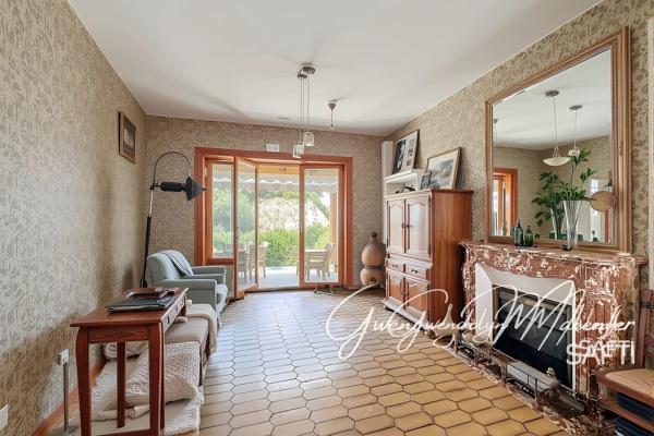 Maison de caractère avec volumes exceptionnels, ancien commerce du village – entre Arc-et-Senans et Mouchard