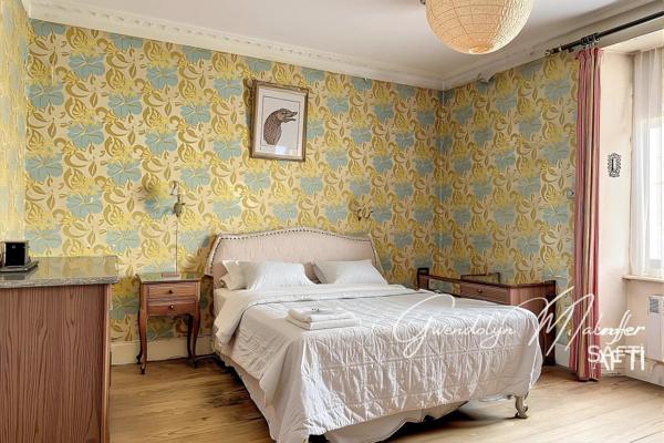 Maison de caractère avec volumes exceptionnels, ancien commerce du village – entre Arc-et-Senans et Mouchard