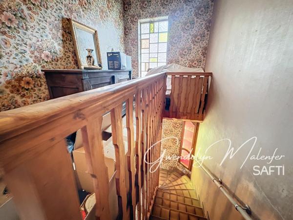 Maison de caractère avec volumes exceptionnels, ancien commerce du village – entre Arc-et-Senans et Mouchard