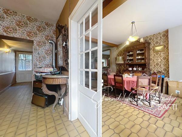 Maison de caractère avec volumes exceptionnels, ancien commerce du village – entre Arc-et-Senans et Mouchard