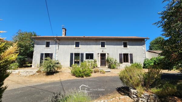 Maison indépendante avec vie de plain-pied et nombreuses dépendances Rouillé (86480)