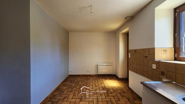 Maison indépendante avec vie de plain-pied et nombreuses dépendances Rouillé (86480)