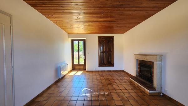 Maison indépendante avec vie de plain-pied et nombreuses dépendances Rouillé (86480)