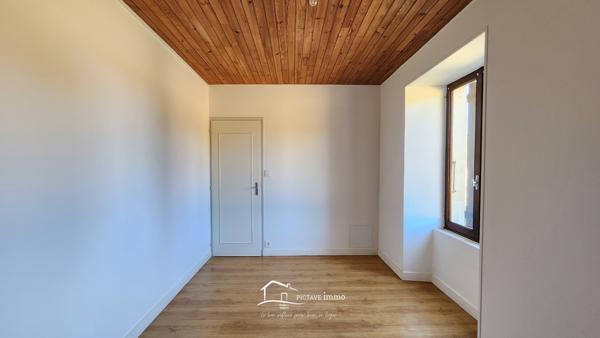 Maison indépendante avec vie de plain-pied et nombreuses dépendances Rouillé (86480)