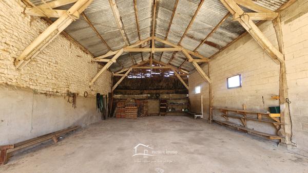 Maison indépendante avec vie de plain-pied et nombreuses dépendances Rouillé (86480)