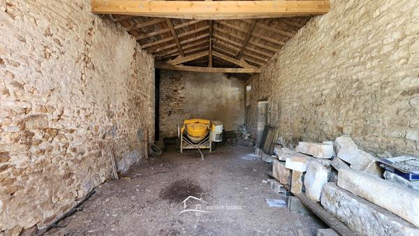 Maison indépendante avec vie de plain-pied et nombreuses dépendances Rouillé (86480)