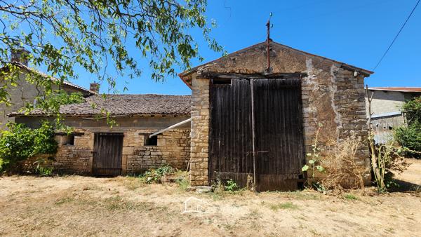 Maison indépendante avec vie de plain-pied et nombreuses dépendances Rouillé (86480)