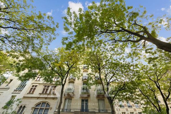 Appartement de réception à rénover en bordure du Parc Monceau