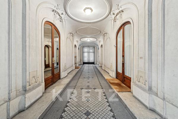 Appartement de réception à rénover en bordure du Parc Monceau