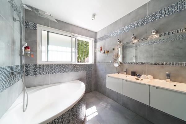 Une villa d’exception à Montfleury, entièrement rénovée, offrant luxe, sérénité et art de vivre méditerranéen à quelques pas de la Croisette.